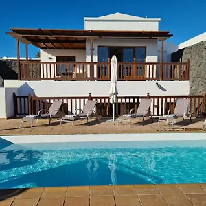  Villa Luxury 4-bedroom With Heated Pool + Sea View
